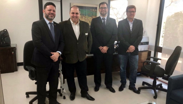 O diretor de PolÃticas e Programas da Educação Superior, Vicente de Paula Almeida Júnior, que coordena o Fies no Ministério da Educação (MEC), recebeu o vice-reitor da UniFAI Prof. Dr. Fábio Botteon, que estava acompanhado do procurador-chefe da Instituição José Gustavo Lazaretti e do diretor da Divisão Financeira Ricardo Sampaio Angeli (Acervo Pessoal).