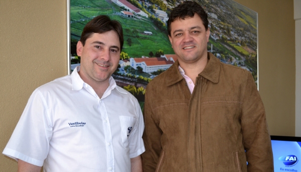 Fabrício Rimoldi, novo coordenador dos cursos de Agronomia e Tecnologia em Agronegócio na FAI e o diretor da FAI, Wendel Cleber Soares (Foto: FAI).