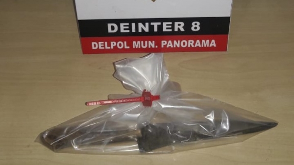 Faca usada no crime (Divulgação/Polícia Civil).