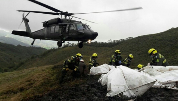 Corpos foram removidos pelas equipes de resgate e aguardam procedimentos para liberação e translado ao Brasil (Foto: FuerzaAéreaColombian).