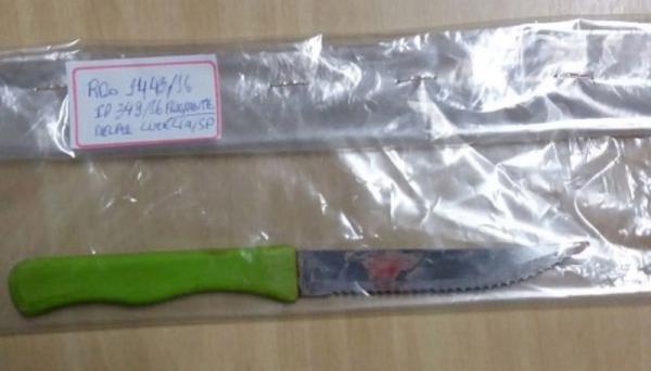 Faca de mesa, usada para ferir homem, foi apreendida e vai ser usada como prova do crime, em Lucélia (Foto: Cedida/Polícia Militar).
