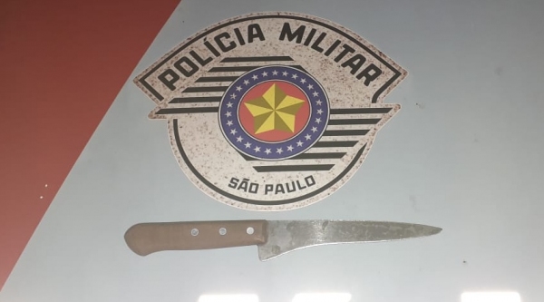 Faca usada na ameaça do filho à mãe foi apreendida pela Polícia Militar. Agressor foi preso em flagrante (Foto: Cedida/PM).