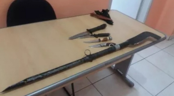 Facas apreendidas na casa do auxiliar de enfermagem em Osvaldo Cruz (Reprodução/Ocnet).