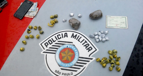 Drogas estavam com irmãos menores, que receberam voz de prisão pela PM, e foram em seguida apresentados à Polícia Civil/DISE (Foto: Cedida: Polícia Militar).
