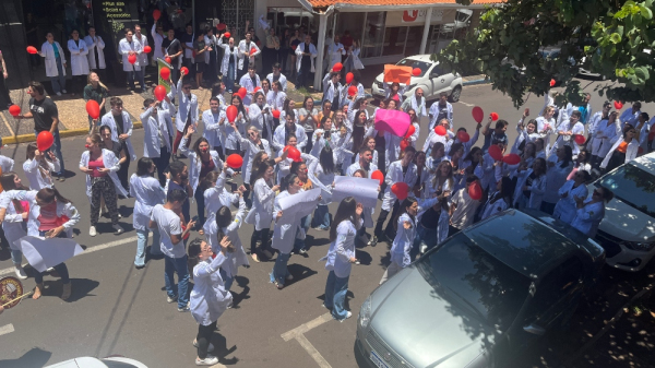 Estudantes em frente ao Paço Municipal (Siga Mais).
