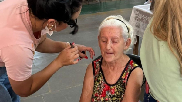 Uma das idosas do Lar dos Velhos atendida pela iniciativa (Cedida/FAI).