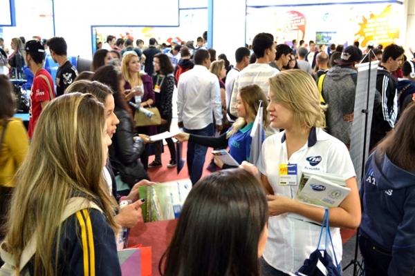 Equipe da FAI prestou informações sobre os cursos de graduação e entregaram kits a 12 mil estudantes que passaram pelo estande. (Foto: Assessoria de Imprensa)