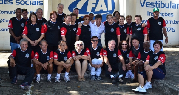 Depois da entrega dos uniformes, diretor geral da FAI, Márcio Cardim, posa para a foto junto aos atletas (Foto: Priscila Caldeira).