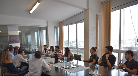 Reunião entre representantes dos alunos, prefeito, reitor e assessoria, após protestos (Da Assessoria/PMA).