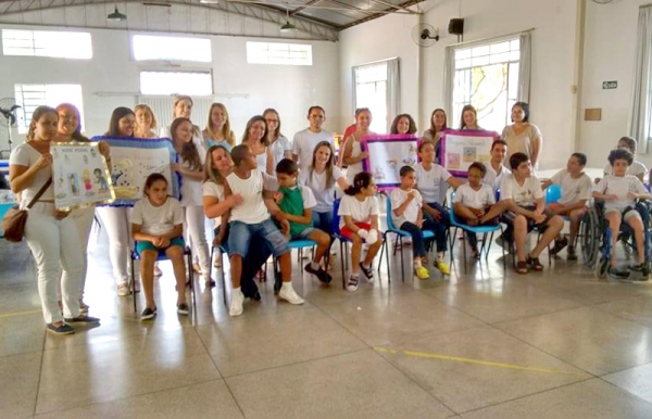 Alunos do curso de Farmácia da UniFAI promoveram ação sobre higiene pessoal na APAE de Adamantina na tarde desta quarta-feira, 29. (Foto: Daniel Torres)