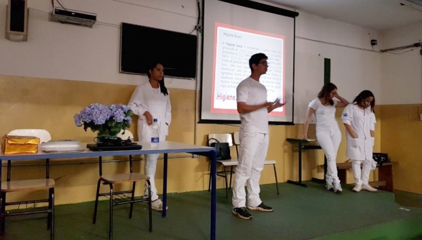 Alunos de Farmácia levam palestras educativas para estudantes da Escola Helen Keller (Foto: Unifai).