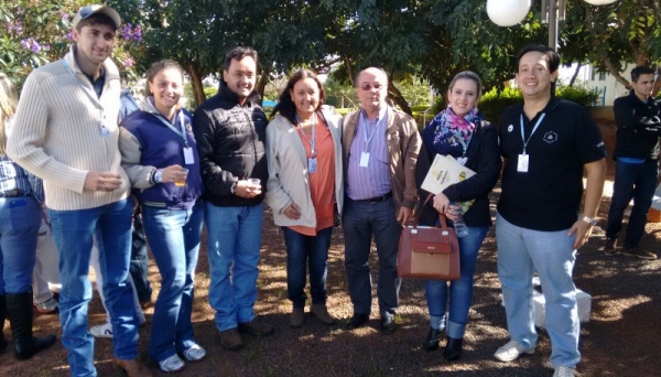 Prof. Dr. José Aparecido dos Santos (5º da esquerda para a direita) participou de evento junto a alunos da FAI e apoiadora do CIPAF. (Foto: Arquivo Pessoal)