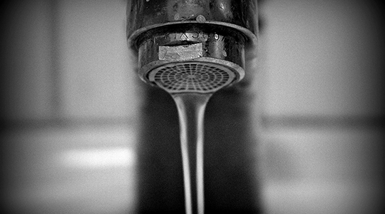 Sabesp pede que população economize água, pois há desabastecimento decorrente da falta de energia elétrica, que interrompeu captação com a paralisação dos equipamentos elétricos (Imagem: Pixabay).