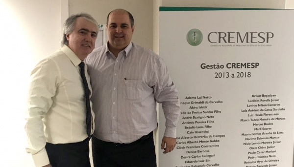 Dr. LavÃnio Nilton Camarim, presidente do CREMESP, e o vice-reitor da UniFAI, prof. Dr. Fábio Botteon (Foto: Cedida).