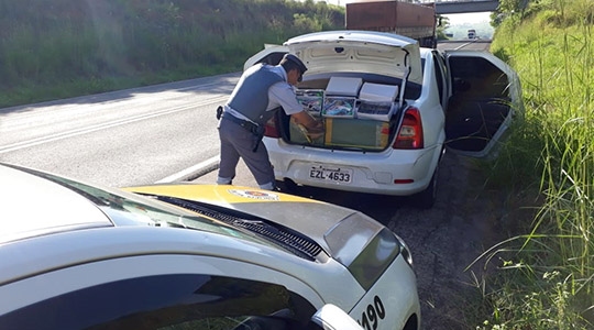Carga de contrabando estava no porta-malas e no banco traseiro do carro (Fotos: Cedidas/PM Rodoviária).