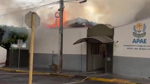 Fogo destruiu parte das instalacoes da Apae de Martinopolis (Reproducao)