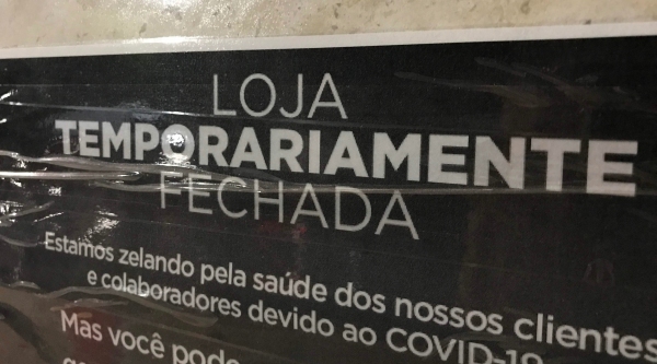 Na porta de uma loja, em Adamantina, aviso informa sobre atendimento suspenso (Foto: Siga Mais).