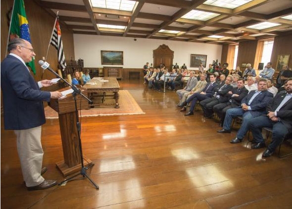 Governador discursa na solenidade onde celebra a assinatura dos convênios com 29 cidades paulistas (Foto: A2img / Eduardo Saraiva).