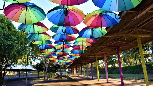 Local do evento recebeu decoração especial com mais de 200 guarda-chuvas coloridos (Da Assessoria/PMA).