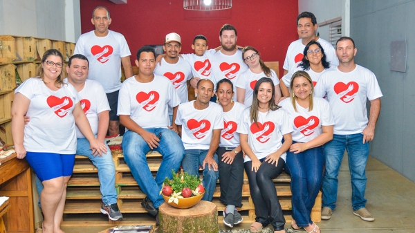 Parte dos colaboradores da Rádio Life FM presentes no lançamento da campanha (Foto: Divulgação).