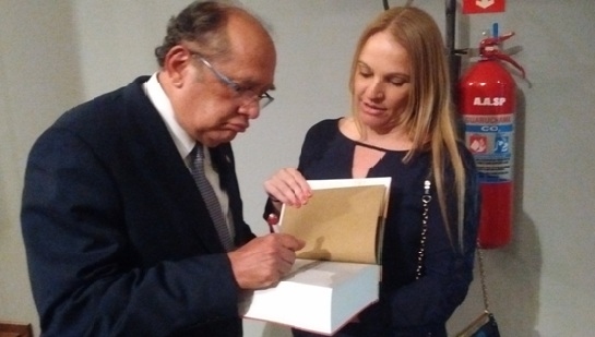 Gilmar Ferreira Mendes, ministro do STF, autografando a obra Curso de Direito Constitucional, de sua autoria, para a Prof.ª Dra. Fernanda Stefani Butarelo. Foto: Cedida.
