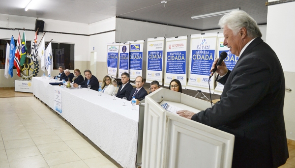 Governador Maurício durante discurso na festiva realizada na sede social do Rotary Club de Adamantina (Foto: Assessoria de Imprensa/Rotary Club de Adamantina).