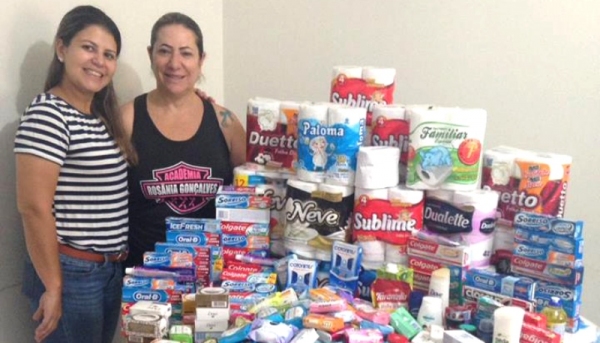 Secretária da Assistência Social, Briana Veiga, e Rosânia Gonçalves, com parte das doações (Foto: Cedida/Assessoria de Imprensa).