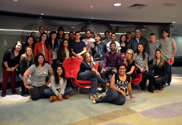 Acompanhados pelo Prof. Esp. Anderson Cirilo de Paula Souza, os estudantes conheceram, em uma aula prática na sexta-feira, 16, o funcionamento da agência Ogilvy Brasil, considerada a segunda maior do país de acordo com o ranking Mídia Dados 2016. (Foto: Beatriz Oliveira)