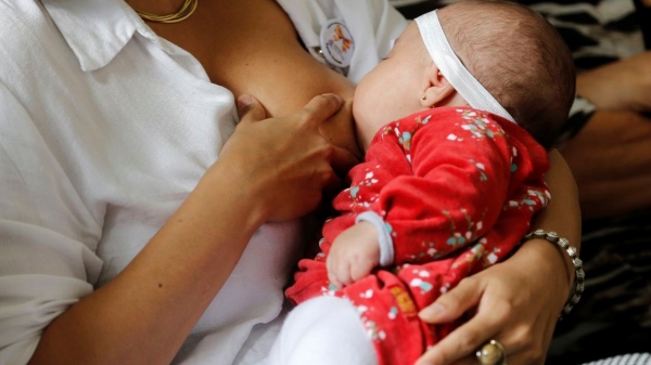 O leite materno evita doenças, porque contém imunoglobulina A, proteína que age na proteção das mucosas do sistema respiratório do bebê (Fernando Frazão/Agência Brasil).