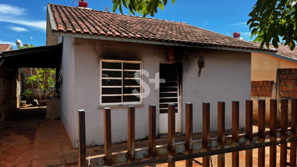 Casa atingida pelo incendio na madrugada desta quinta-feira, 2 (Siga Mais).