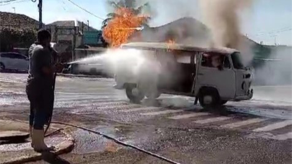 Populares atuaram no combate ?s chamas, at? a chegada dos Bombeiros (Cedida).