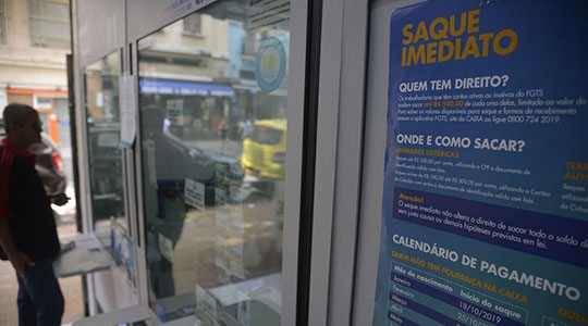 Só terá direito ao saque extra quem tiver alguma conta de FGTS, ativa ou inativa, com saldo de até R$ 998, o valor atual do salário mÃnimo, até 24 de julho deste ano (Foto: Fernando Frazão/Agência Brasil).