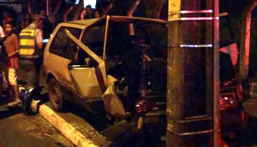 Veículo chocou-se contra poste de iluminação pública, na via de acesso, em Adamantina Foto: Thiago Castilhos/Reprodução Folha Regional.