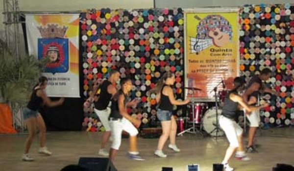 Quinta com Arte se consolida no calendário de quinta-feira, levando arte e as pessoas à Praça da Bandeira, em Tupã (Foto: Divulgação).