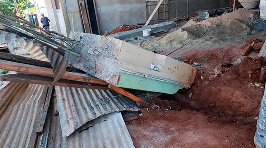 Bloco de concreto caiu sobre trabalhador, em obra, no centro de Tupã, na manhã desta quarta-feira (Foto: Joãozinho 30/Reprodução TupãCity).