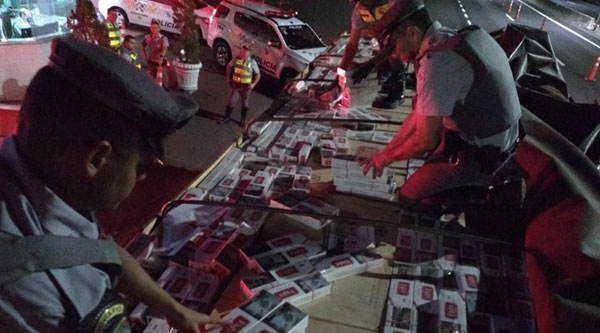 Carregamento de cigarros era levado na carroceria de caminhão (Cedida/PM Rodoviária).