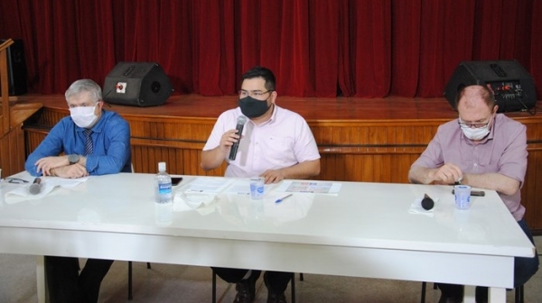 Prefeito Caio Aoqui (ao centro) e os secretários municipais João José Pinto (jurÃdico) e Miguel Ângelo de Marchi (saúde), no anúncio das novas medidas (Assessoria de Imprensa).