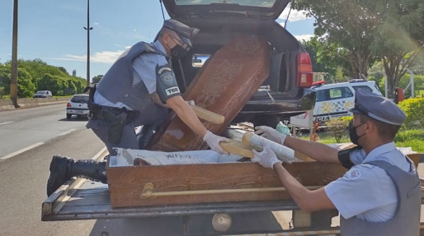 Droga era levada dentro de caixão funerário (Divulgação/PM Rodoviária).
