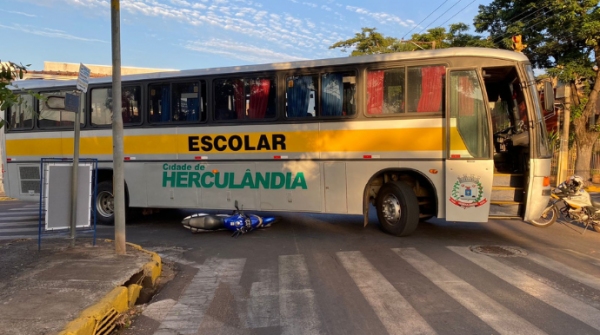 Moto ficou retida sob o ônibus escolar (Imagem: Portal TupaCity).