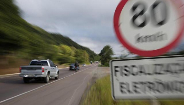 Novos limites: máxima de 60kmh para veículos pesados e 80 km/h para veículos leves, na altura do km 592 da rodovia Comandante João Ribeiro de Barros, em Adamantina (Foto: Ilustração).