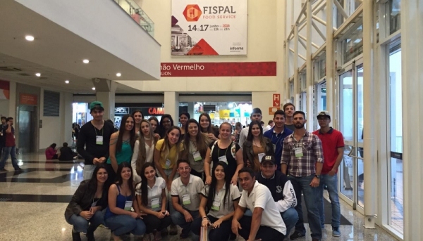 Alunos e professores de Engenharia de Alimentos durante FISPAL Food Service. (Foto: Arquivo Pessoal)