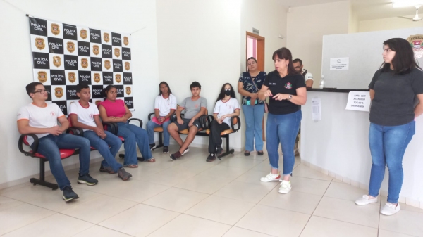 Estudantes conhecem ambiente do trabalho policial (Reprodução/Escola Fleurides).