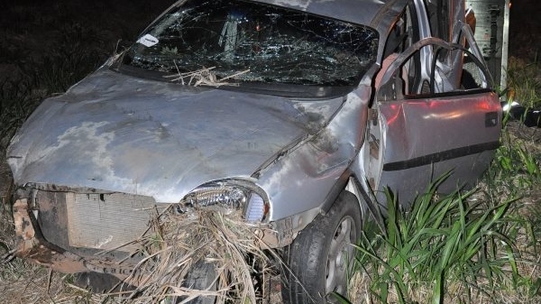 Carro ficou destruÃdo após o acidente (Foto: Diego Fernandes/Folha Regional).