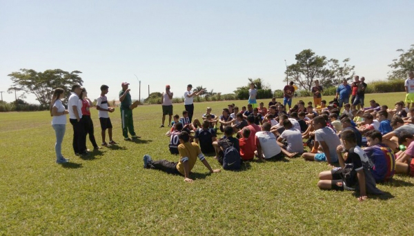 Representantes da Capaz e da Selar com o avaliador do Fluminense, Leiva Duarte, em conversa com os atletas (Foto: Da Assessoria).