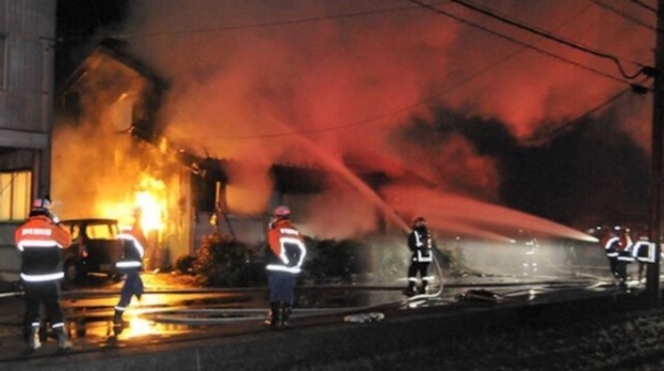 Bombeiros japoneses lançam água para apagar incêndio na casa de brasileiros em Seki (Reprodução/Gifu Shimbun).