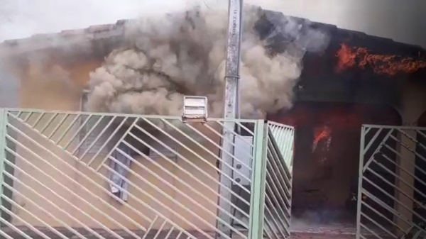 Mãe e filha morreram carbonizadas no incêndio à residência (Foto: Vera Gonçalves/Reprodução: G1).