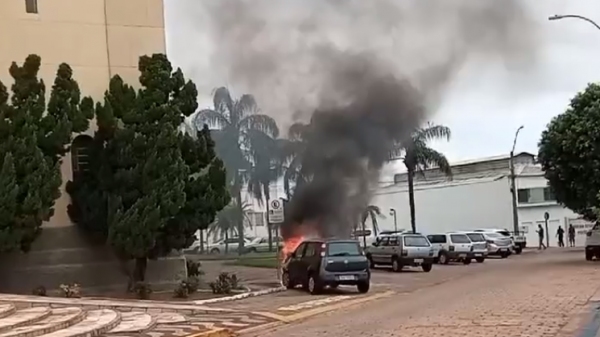 Chamas na parte frontal do veículo estacionado no entorno da Igreja Matriz de Santo Antônio (Reprodução/ Marcos Aurelio).