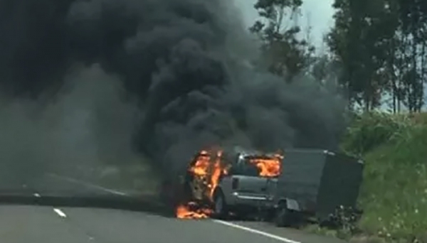 Camionete pega fogo na SP-425, altura de Parapuã (Foto: Reprodução/Site OCNET).