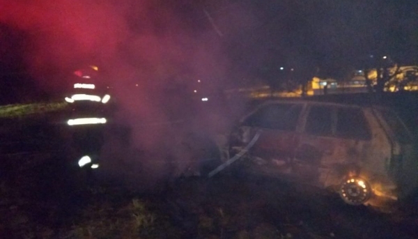 Incêndio em carro e moto foi provocado por homem de 40 anos, que no dia seguinte tira a própria vida (Reprodução/Alta Paulista 190).