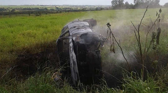 Carro ficou destruído após capotar e incendiar-se. Motorista disse que dormiu ao volante (Fotos: Cedidas/Site Jorge Zanoni).
